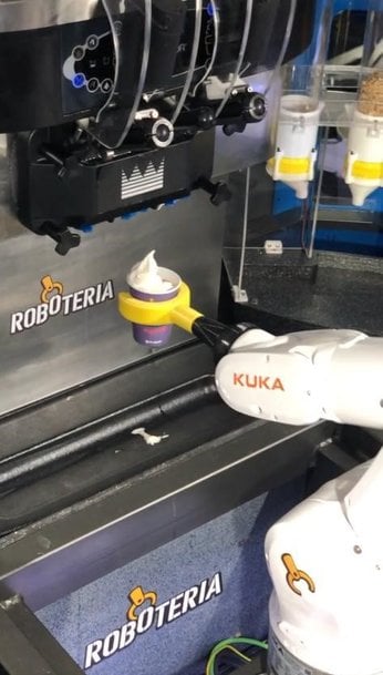 KUKA ROBOTER EQUIPA PRIMEIRA CÉLULA ROBOTIZADA QUE SERVE SORVETE